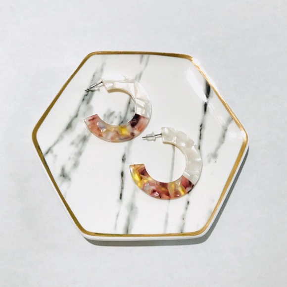 CAMILLE RESIN HOOP EARRINGS PEARL MULTI 1.5” - Picture 3 of 7